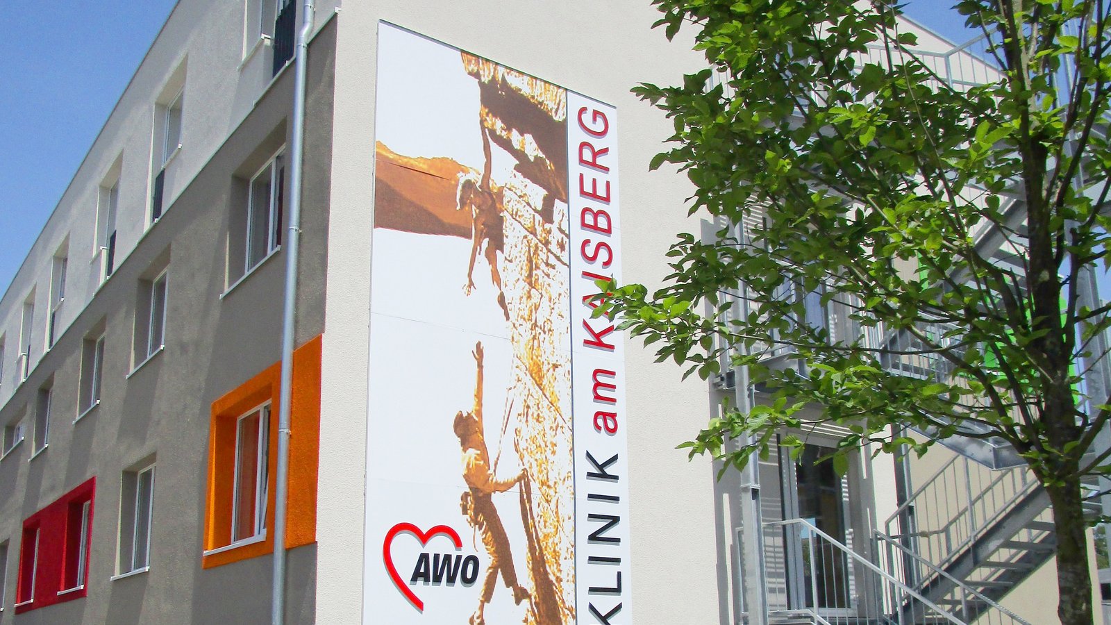 Seitenansicht Klinik am Kaisberg mit Namenszug