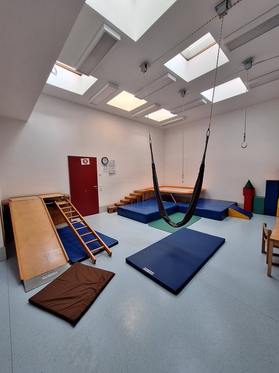 Die Bilder zeigen die großzügigen Räume unserer heilpädagogischen Frühförderung, darunter Bewegungsräume, Snoezelräume, Matschräume, Malräume und Rollenspielräume. Diese vielfältigen Umgebungen bieten den Kindern zahlreiche Möglichkeiten, sich in ihrem eigenen Tempo mit neuen Lernimpulsen auseinanderzusetzen und ihre Fähigkeiten spielerisch zu entwickeln