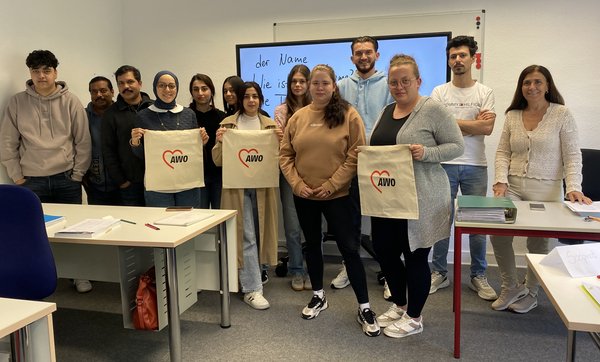 AWO-Dozentin Ayten Temel (re.) mit den Teilnehmenden des neuen Integrationskurses