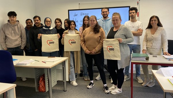 AWO-Dozentin Ayten Temel (re.) mit den Teilnehmenden des neuen Integrationskurses