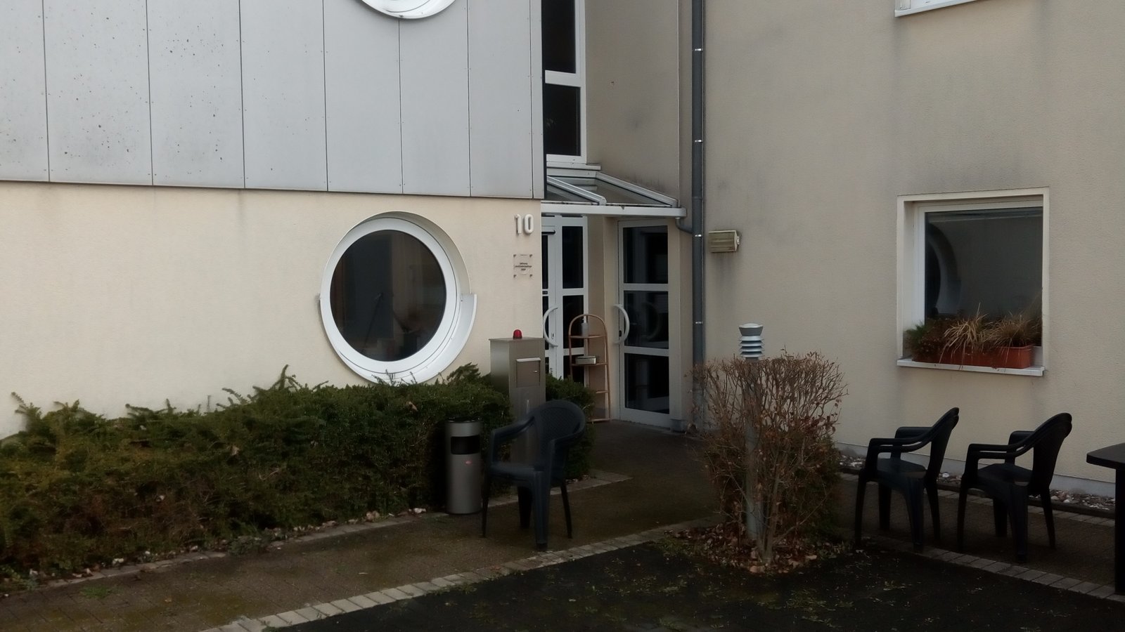 DSie Wohnanlage Iserlohn hat einen barrierefreien Eingang mit vielen Fenstern