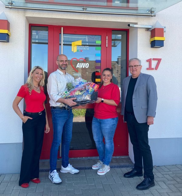 von. li. n. re.: Tatjana Niemczyk, AWO, Fachberatung, Andreas Wintersohl, Bereichsleiter, Malwina Mitter, Einrichtungsleiterin, Wolfgang Jörg, AWO-Vorsitzender