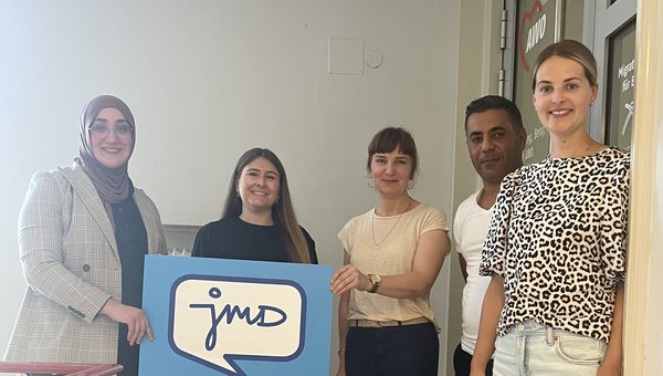 Foto: Jana Sänger (re.) und das Team der AWO-Migrationsberatung begrüßten die CDU-Bundestagsabgeordnete Tijen Ataoğlu (2. v. li.) zu einem Informationsgespräch