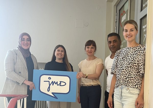 Foto: Jana Sänger (re.) und das Team der AWO-Migrationsberatung begrüßten die CDU-Bundestagsabgeordnete Tijen Ataoğlu (2. v. li.) zu einem Informationsgespräch