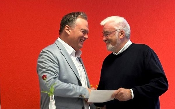 Foto: Zum Einweihungsfest am Wochenende nahm der Ortsvereinsvorsitzende Rolf Puschkarsky die Glückwünsche von Meinerzhagens Bürgermeister Jan Nesselrath entgegen.