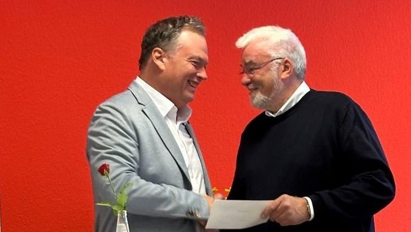 Foto: Zum Einweihungsfest am Wochenende nahm der Ortsvereinsvorsitzende Rolf Puschkarsky die Glückwünsche von Meinerzhagens Bürgermeister Jan Nesselrath entgegen.