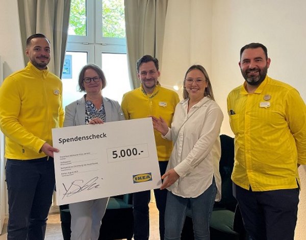 Scheckübergabe von IKEA an die AWO