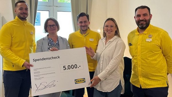 Scheckübergabe von IKEA an die AWO