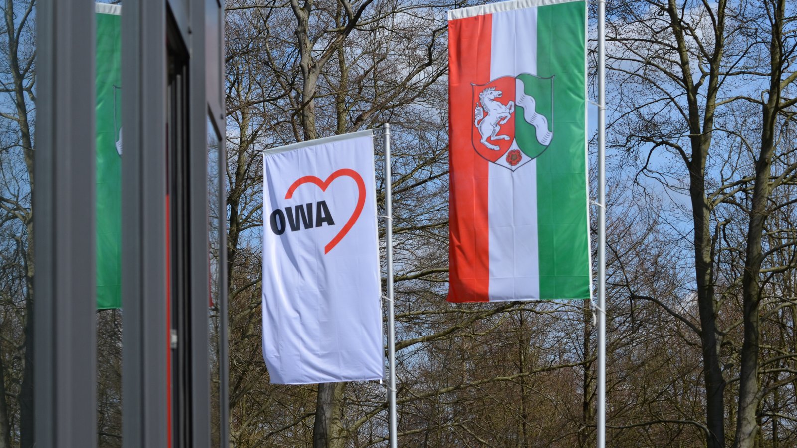 Flaggen von der AWO und von NRW