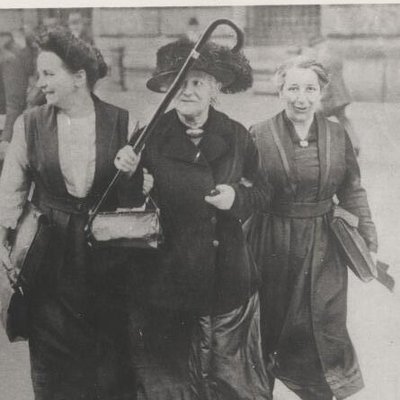 Lore Agnes (links) mit v.l.n.r. Clara Zetkin und Mathilde Wurm beim Verlassen des Reichstags