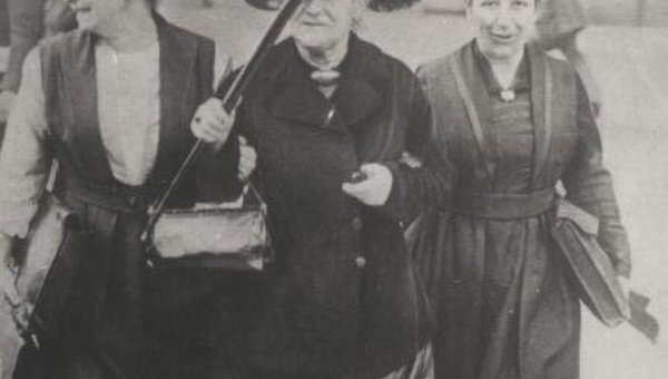 Lore Agnes (links) mit v.l.n.r. Clara Zetkin und Mathilde Wurm beim Verlassen des Reichstags