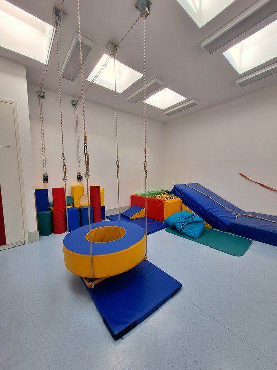 Die Bilder zeigen die großzügigen Räume unserer heilpädagogischen Frühförderung, darunter Bewegungsräume, Snoezelräume, Matschräume, Malräume und Rollenspielräume. Diese vielfältigen Umgebungen bieten den Kindern zahlreiche Möglichkeiten, sich in ihrem eigenen Tempo mit neuen Lernimpulsen auseinanderzusetzen und ihre Fähigkeiten spielerisch zu entwickeln.