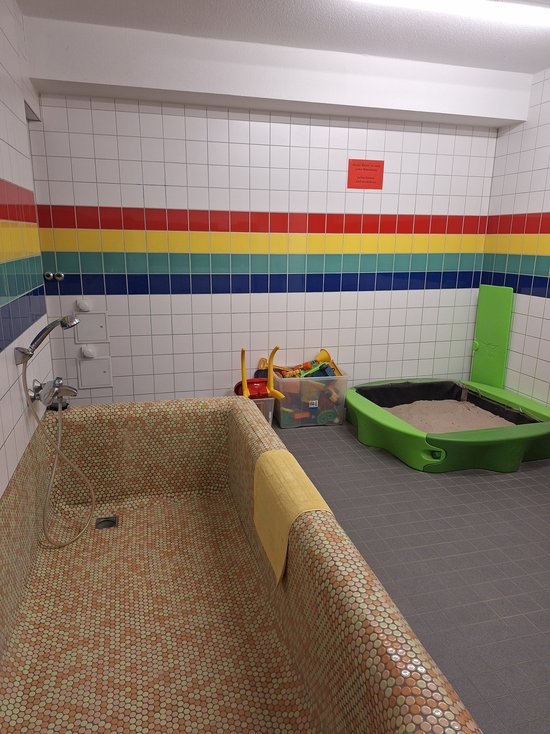 Die Bilder zeigen die großzügigen Räume unserer heilpädagogischen Frühförderung, darunter Bewegungsräume, Snoezelräume, Matschräume, Malräume und Rollenspielräume. Diese vielfältigen Umgebungen bieten den Kindern zahlreiche Möglichkeiten, sich in ihrem eigenen Tempo mit neuen Lernimpulsen auseinanderzusetzen und ihre Fähigkeiten spielerisch zu entwickeln