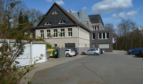 Klinik Deerth - Sicht vom Parkplatz